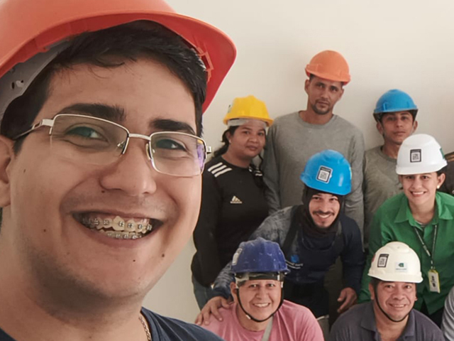 Professor Yuri e seus alunos do programa Escola Nota 10 da MRV
